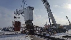 Installation of a ship crane on the m/v Pur-Navolok