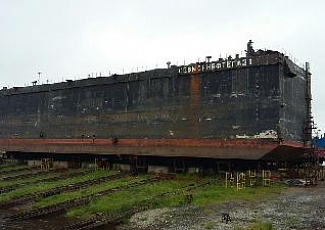 Lift of a large-capacity pontoon onto an SLIP