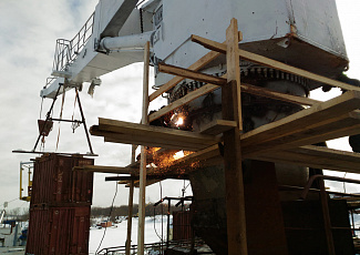 Installation of a ship crane on the m/v Pur-Navolok