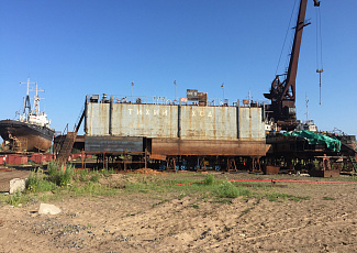 The sea tugboat "Ivan Plyusnin" and the floating dock on the SLIP were hoisted