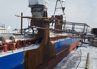 Installation of a ship crane on the m/v Pur-Navolok