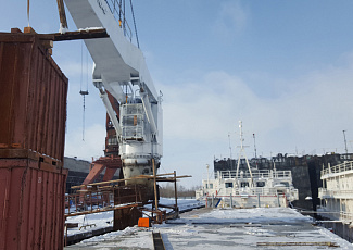 Installation of a ship crane on the m/v Pur-Navolok